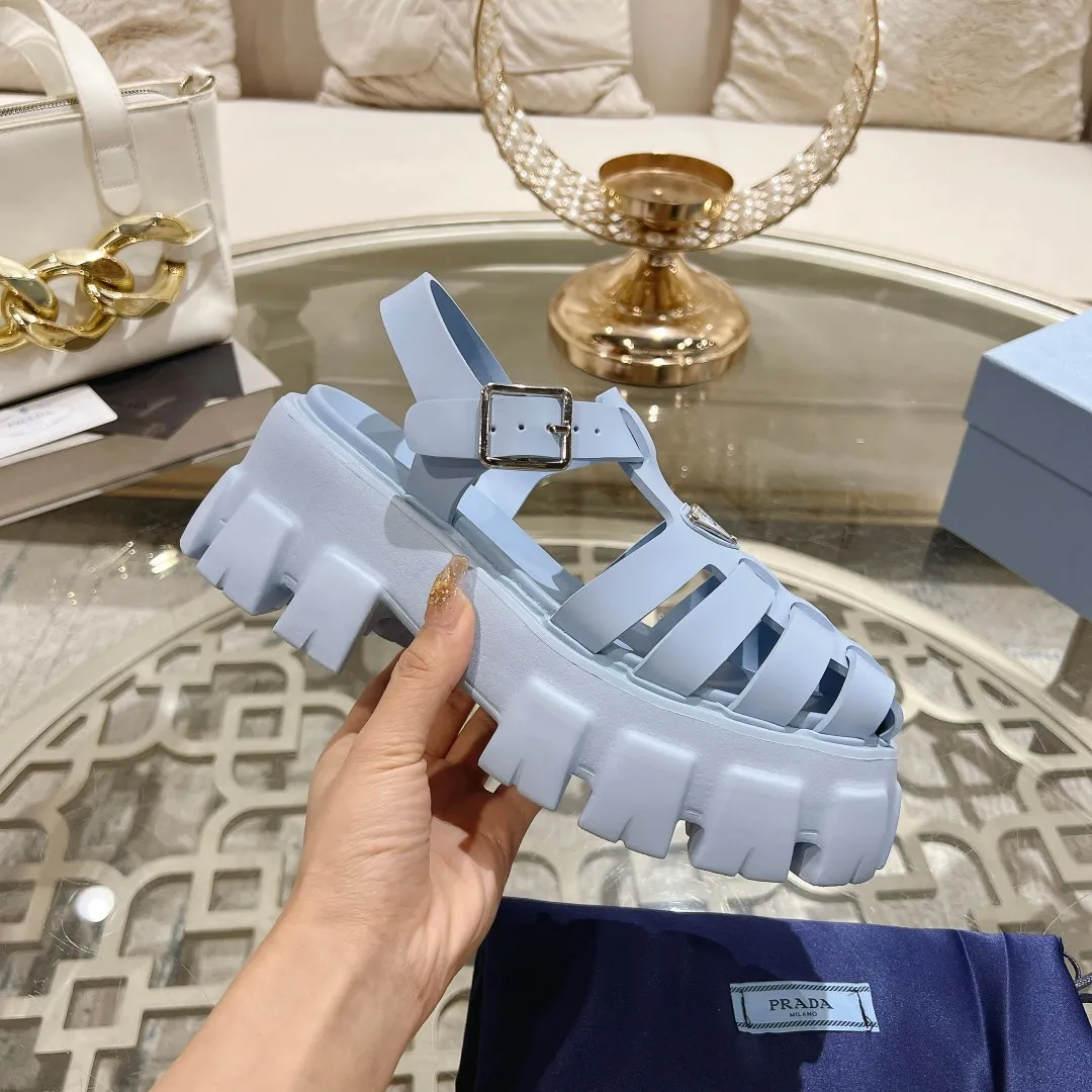 👟👟Ex-factory price 440👟👟 Prada's new spring and summer sawtooth Roman thick-soled rubber sandals, retro, fashionable and avant-garde gear teeth 55mm, thick-soled soles with rubber uppers, making the whole pair of shoes light and comfortable, bright colors, satisfying a variety of choices for fashionable people with different styles! The iconic metal triangle logo is paired with the shape of ancient beach sandals. Every design element is fashionable! Code number 35-40